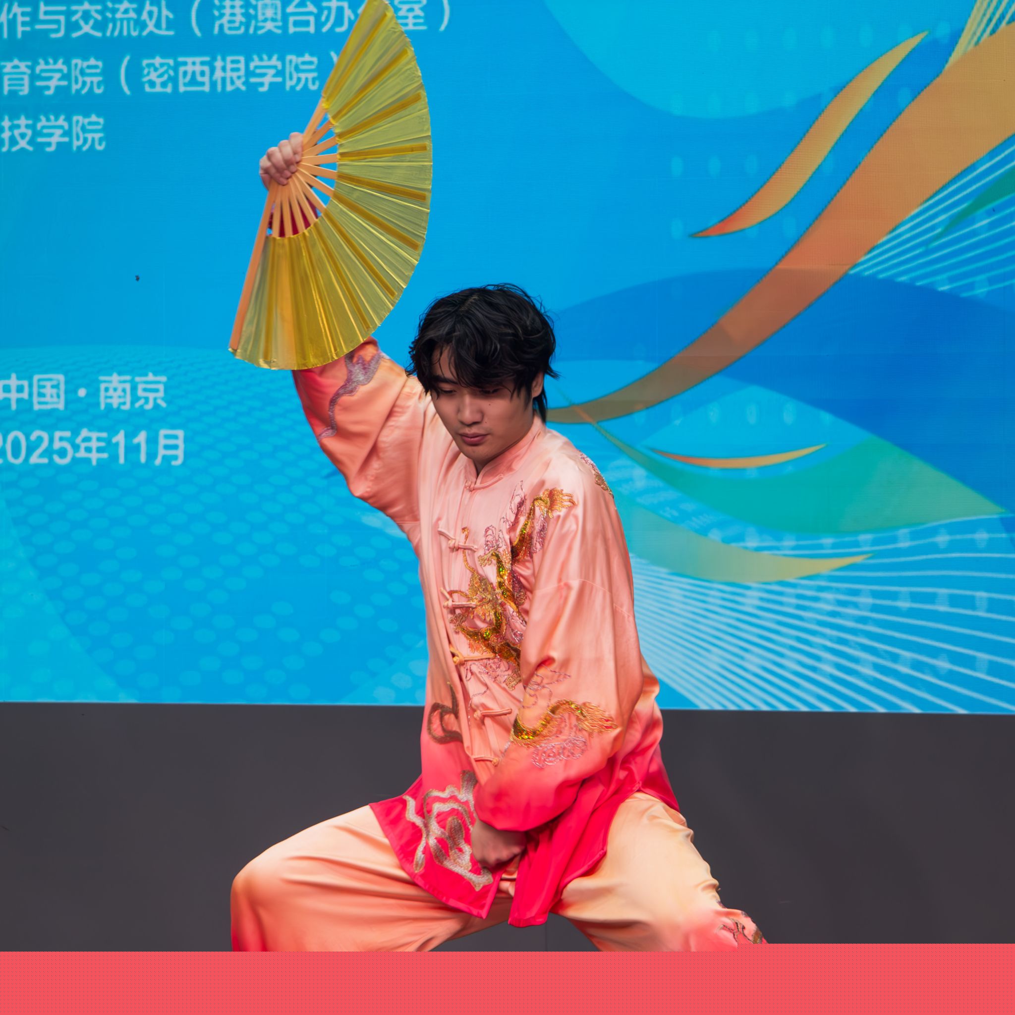 各国传统服饰展示